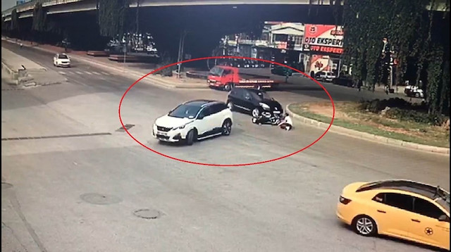 Samsun'da otomobilin motosiklete çarpma anı kamerada