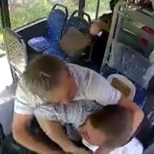 Maske uyarısı yapan şoförü yumruklayarak boğazına sarıldı