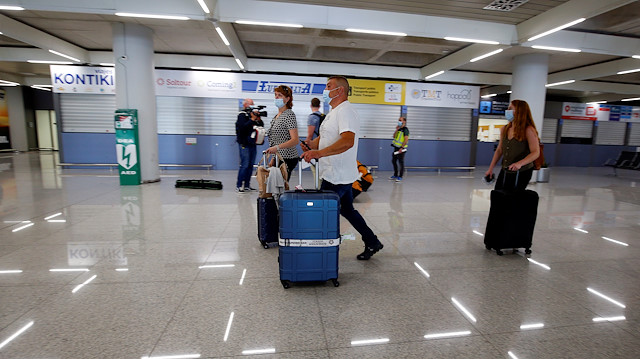 German tourists wearing face masks arrive at the Palma de Mallorca airport, as part of a tourism pilot program before officially reopening the borders after the coronavirus disease (COVID-19) outbreak, in Palma de Mallorca, Spain June 15, 2020. REUTERS/Enrique Calvo

