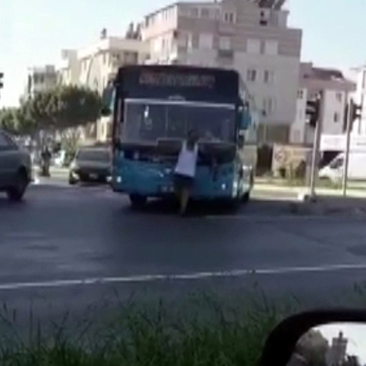 Otobüse maskesiz alınmayınca sileceklere tutundu