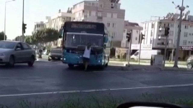 Otobüse maskesiz alınmayınca sileceklere tutundu