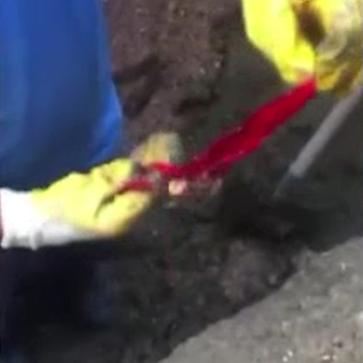Kanalizasyona düşen çeyrek altınlar için yolu kazdılar