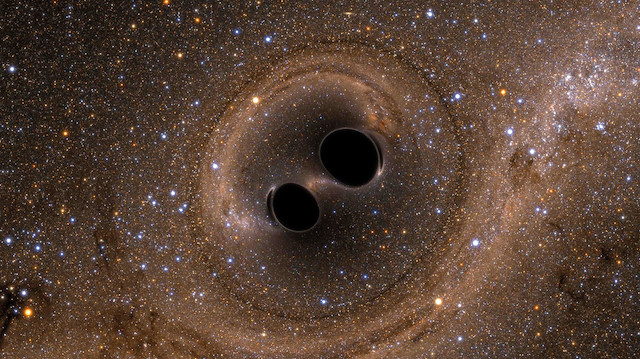Çarpışan karadeliklerin Güneş’in 142 katı kadar kütleye sahip tek bir cisim ürettiği belirtildi.