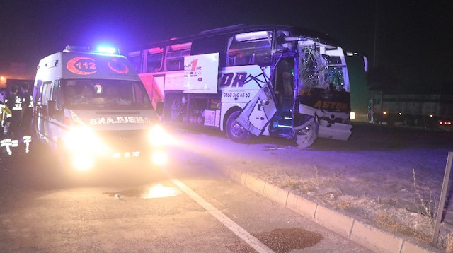Aksaray’da otobüs ile tuğla yüklü tırın çarpışması sonucu meydana gelen trafik kazasında 4 kişi yaralandı.