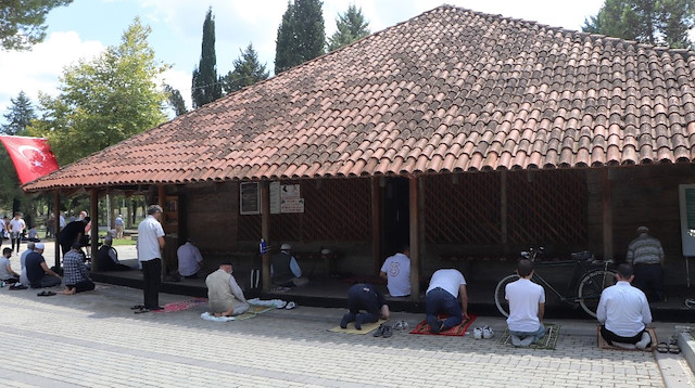 Samsun'da 8 asır önce ’kurt boğazı’ tekniği ile yapılan Göğceli Çivisiz Camisi, adeta yıllara meydan okurcasına dimdik ayakta duruyor. Yurt içi ve yurt dışından birçok ziyaretçinin ilgi odağı olan Göğceli Camisi, bölgede meydana gelen birçok depremden etkilenmeden aynı yapısını koruyarak günümüze kadar taşıdı.