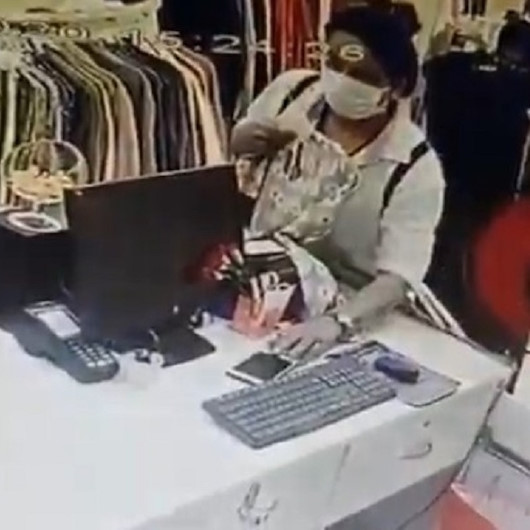 Fatih’te cep telefonu çalan kadın hırsız kamerada