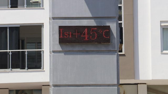 Termometreler 45 dereceyi gösterdi. 