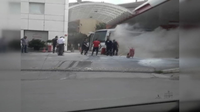 Ataşehir'de akaryakıt istasyonundaki midibüs yangını paniğe neden oldu