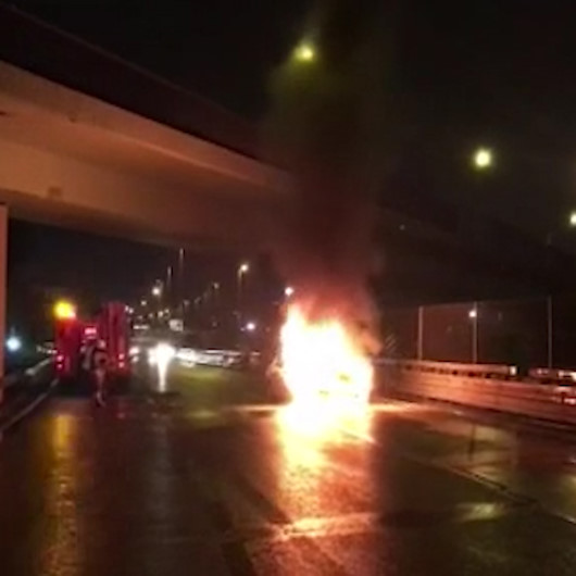 E5’te makas atarak kaza yapan otomobil alev alev yandı