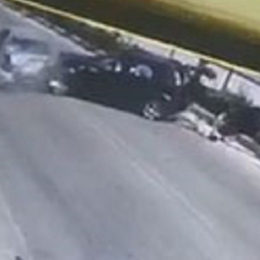 Çarpışmanın şiddetiyle otomobilin bagajından fırladılar