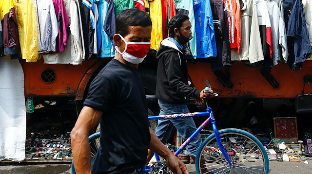 People wearing protective face masks are seen at the Jatinegara market area amid the coronavirus disease (COVID-19) outbreak in Jakarta, Indonesia, September 6, 2020. REUTERS/Ajeng Dinar Ulfiana

