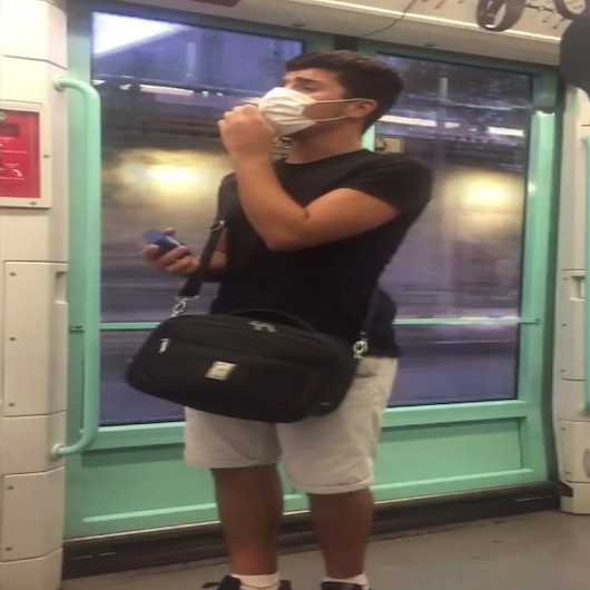 Bağcılarda tramvayda söylediği yabancı şarkıyla yolcuları şaşırttı