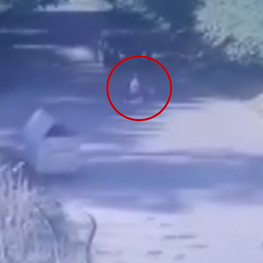 Beykozda yola hızla çıkan bisikletli çocuğa otomobilin çarpma anı kamerada