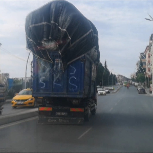 Sultangazide aşırı yüklü kamyonun tehlikeli yolculuğu kameralara yansıdı