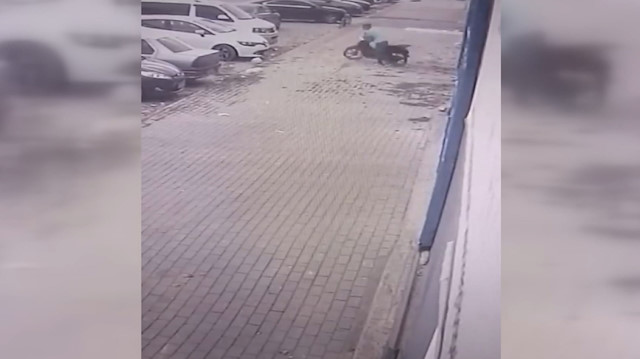 Bursa'da güpegündüz motosiklet hırsızlığı güvenlik kamerasına yansıdı