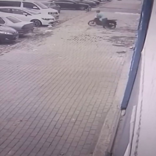 Bursada güpegündüz motosiklet hırsızlığı güvenlik kamerasına yansıdı
