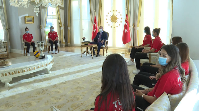 Cumhurbaşkanı Erdoğan, Türkiye 19 Yaş Altı Kız Voleybol Milli Takımı'nı kabul etti