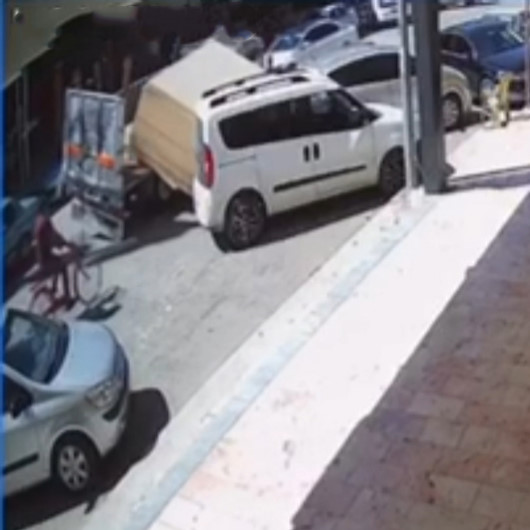 Bursada kamyonet kasasındaki 5 tonluk sunta park halindeki araçlara ok gibi saplandı