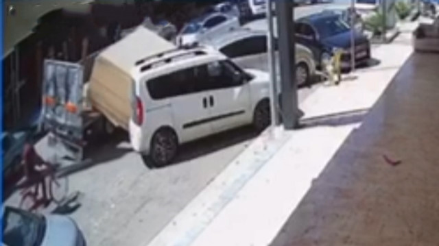 Bursa'da kamyonet kasasındaki 5 tonluk sunta park halindeki araçlara ok gibi saplandı