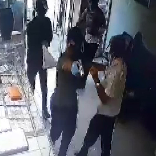 Adanada maskeli, silahlı hırsızların kuyumcudan altın çaldıkları anlar kamerada