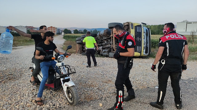 Polis ekipleri, kazayı izlemeye gelen 2 kişiye maske takmadıkları gerekçesiyle cezai işlem uyguladı.