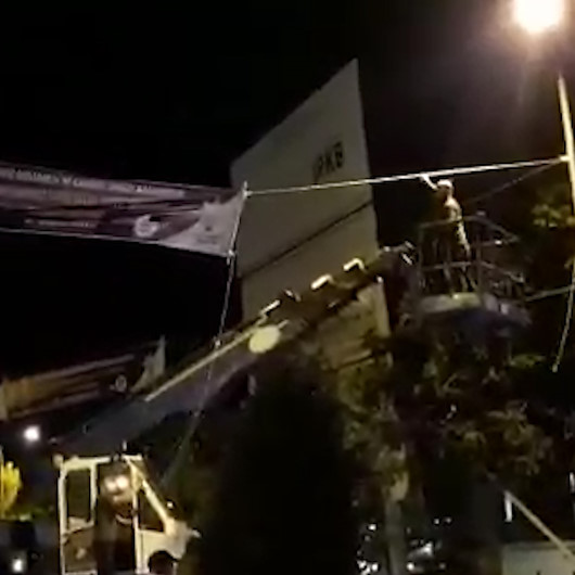 İBB zabıtaları Cumhurbaşkanı Erdoğanın açtığı Göztepe Şehir Hastanesi afişlerini söktü