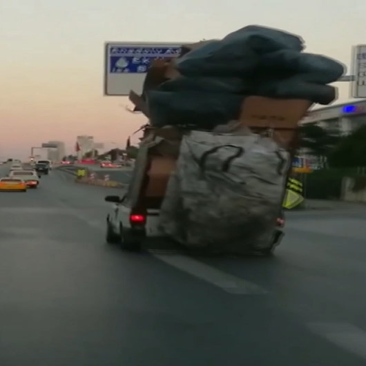 Kasasında karton yığınlarıyla E-5te ilerleyen otomobil şaşkına çevirdi