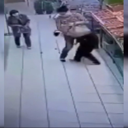 Rusyada bir kadın girdiği marketteki reyon görevlisini defalarca bıçakladı