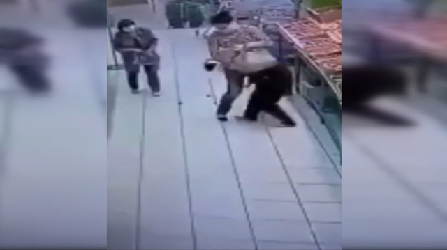 Rusya'da bir kadın girdiği marketteki reyon görevlisini defalarca bıçakladı