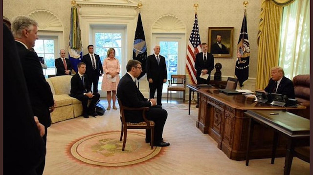 Vucic Beyaz Saray'da sandalyeye oturtulmuştu. 