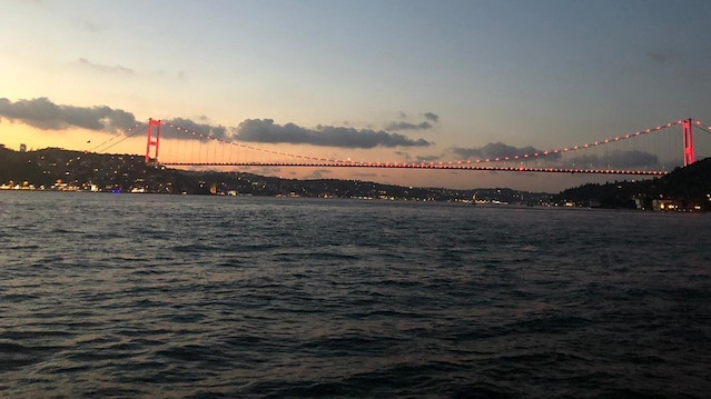 İstanbul’un köprüleri kırmızıya büründü. 