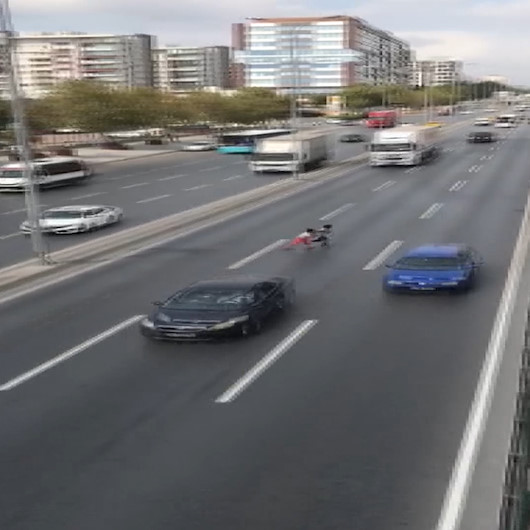 Metrobüse kaçak binmeye çalışan çocukların tehlikeli geçişi kamerada