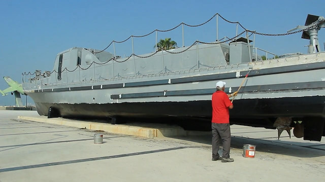 Mersin'de sahilde sergilenen tarihi savaş gemisi ve uçağın bakımı yapılıyor.