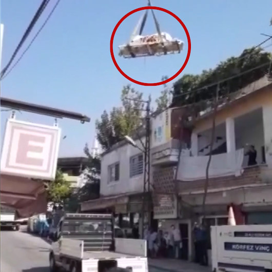 Evinde ölü bulunan aşırı kilolu kişinin cesedi vinç yardımıyla çıkarıldı