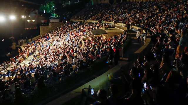 Mabel Matiz konserinde sosyal mesafe hiçe sayıldı. 