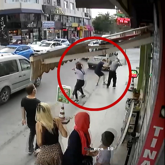 Silivride binadan düşen taş parçaları yola düştü, vatandaşlar son anda kurtuldu