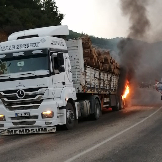 Alev alan tomruk yüklü TIR, yanmadan söndürüldü