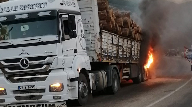 Alev alan tomruk yüklü TIR, yanmadan söndürüldü