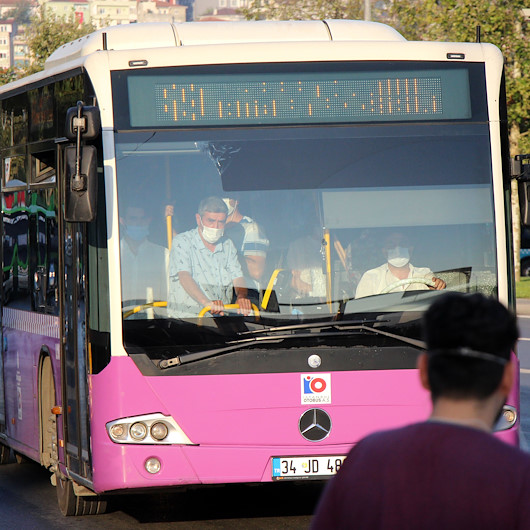 İstanbulda yasak olduğu halde sosyal mesafesiz ve ayakta yolculuk yapıldığı görüldü