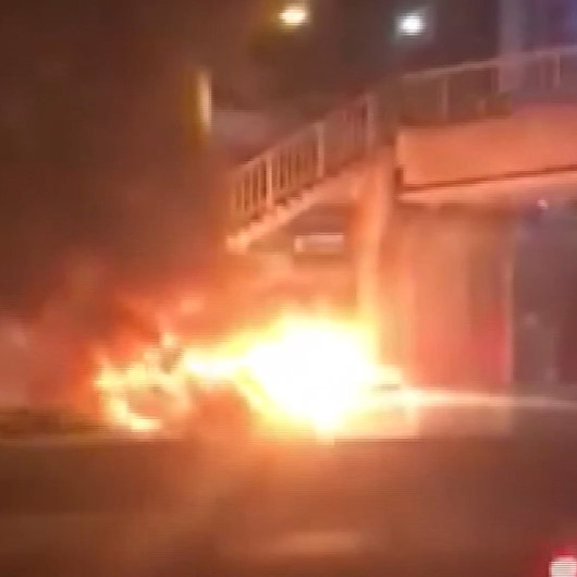 Kocaelide seyir halindeki minibüs alev alev yandı