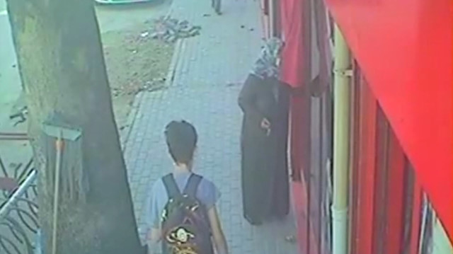 Yoldan geçen kadın asılı Türk bayrağını görünce 3 kez öpüp alnına koydu
