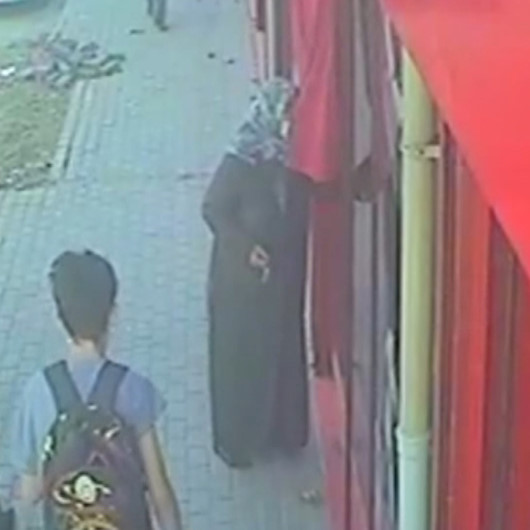 Yoldan geçen kadın asılı Türk bayrağını görünce 3 kez öpüp alnına koydu