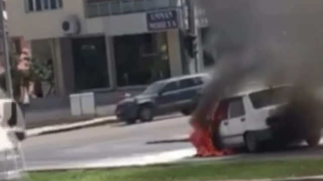 Denizli'de seyir halindeki otomobil alev alev yandı