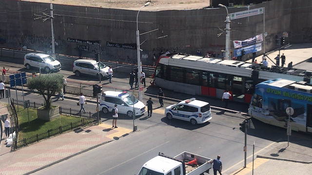 Güngören'de tramvayla otomobil çarpıştı: Bir kişi yaralandı