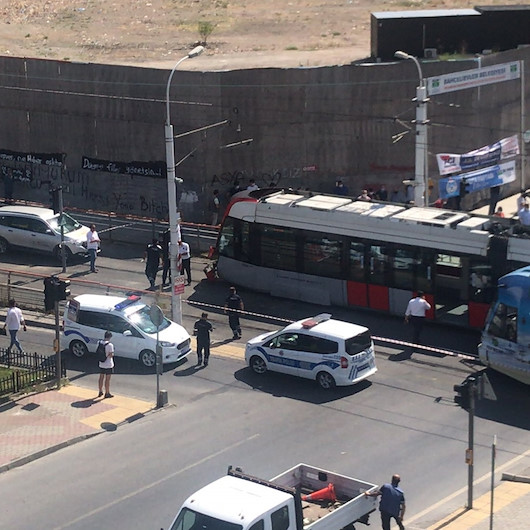 Güngörende tramvayla otomobil çarğıştı