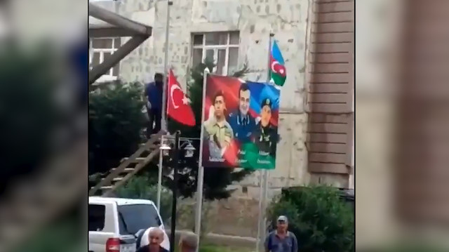 Azeri vatandaş Türk Bayrağını indirmek isteyen küstahı uyardı: Dokunursan seni vururum!