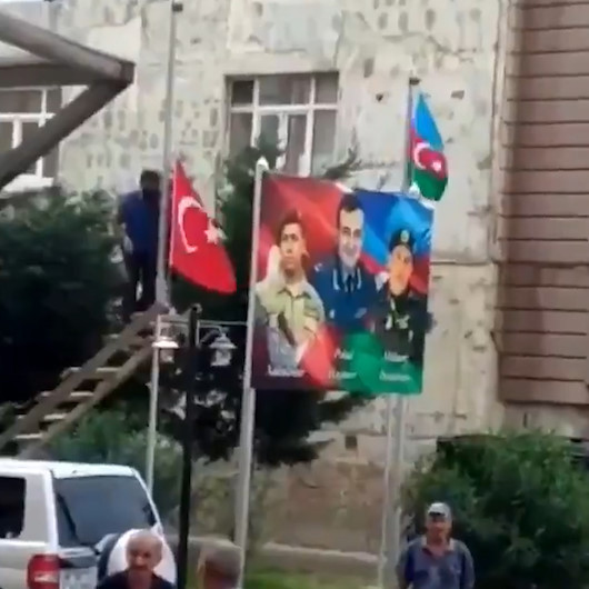 Azeri vatandaş Türk Bayrağını indirmek isteyen küstahı uyardı: Dokunursan seni vururum!