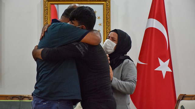 Diyarbakır'daki HDP binası önünde oturma eylemi yapan bir aile daha evladına kavuştu. 