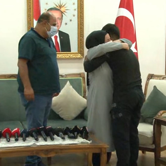 HDP önünde evlat nöbeti tutan ailelerin çığlığı PKK’yı bitirme noktasına getirdi: Bir aile daha evladına kavuştu