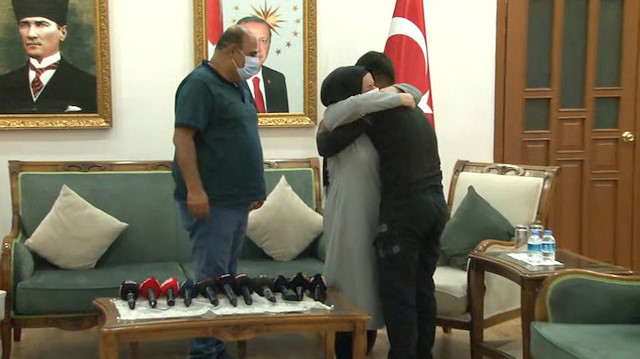 HDP önünde evlat nöbeti tutan ailelerin çığlığı PKK’yı bitirme noktasına getirdi: Bir aile daha evladına kavuştu